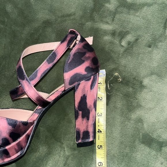 Leopards print crossover strap buckle heels - Picture 3 of 7